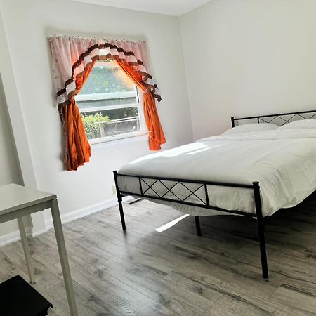 Ensuite Queen Room Sunshine & Convenience Near Finch Station Торонто Экстерьер фото